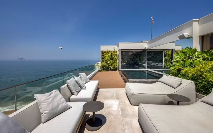 Cobertura Duplex com Vista Total para o Mar — Copacabana